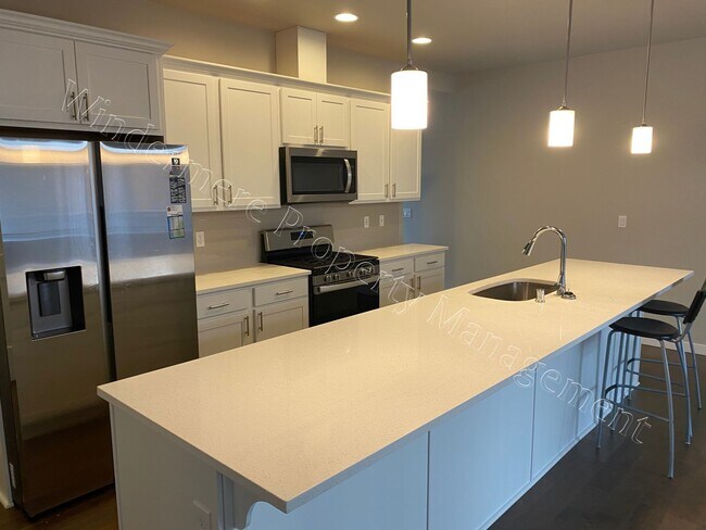 Building Photo - 3-Level Home with Garage and Primary Suite