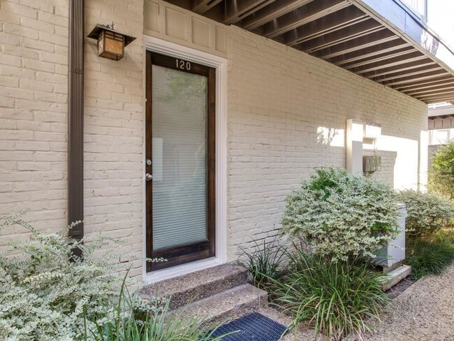 Building Photo - 5930 Sandhurst Ln