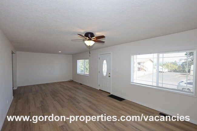 Foto del edificio - Saint Helens OR - upstairs flat 2 bedroom unit in duplex