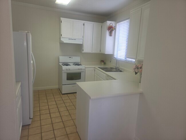 Foto del edificio - 13901 Olive View Ln