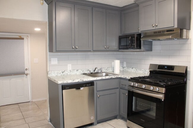 Foto del edificio - HOLIDAY SPECIAL-One Month FREE with 12 Mon...