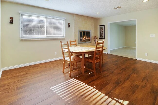 Comedor - 23009 Vanowen St