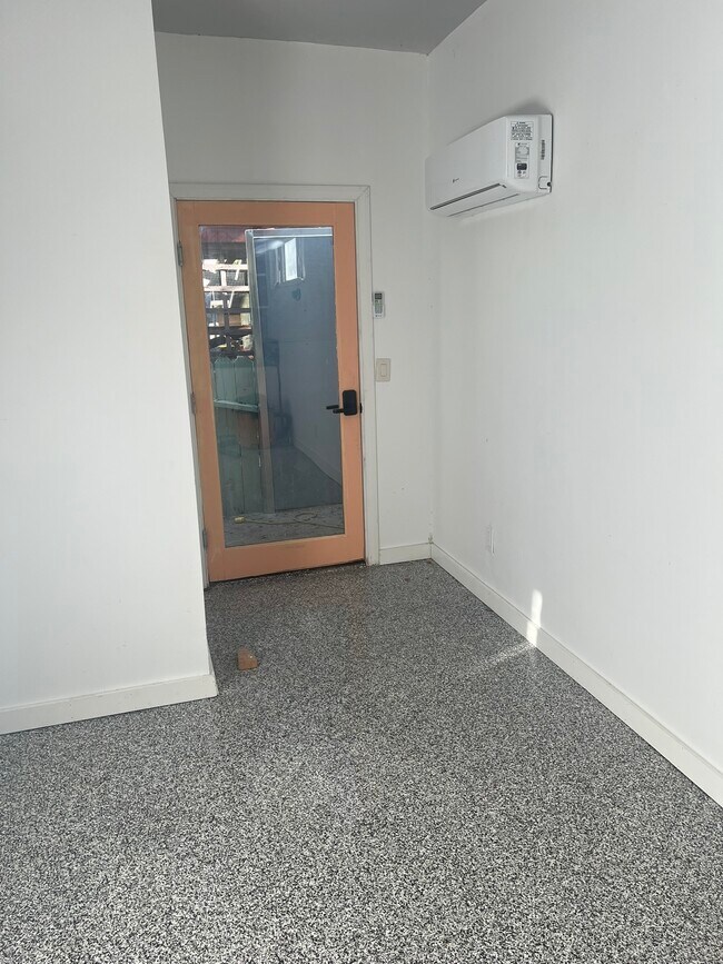 Entrada - 2330 Effie St