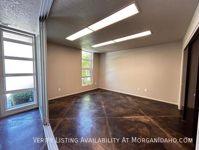Building Photo - **$500 off first months rent! Luxury home ...