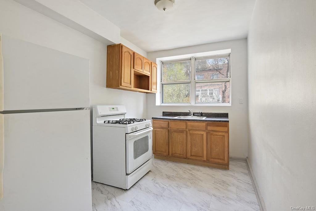 Primary Photo - 117 Van Cortlandt Ave W