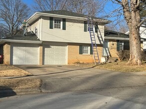 Building Photo - 1051 E Rosebrier St