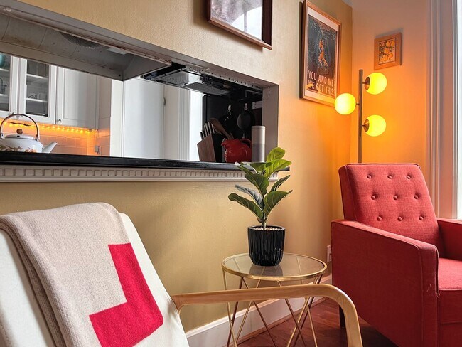 Foto del edificio - Downtown 1BR + Home Office | Parking Included | $500 Off - Near Betty's!