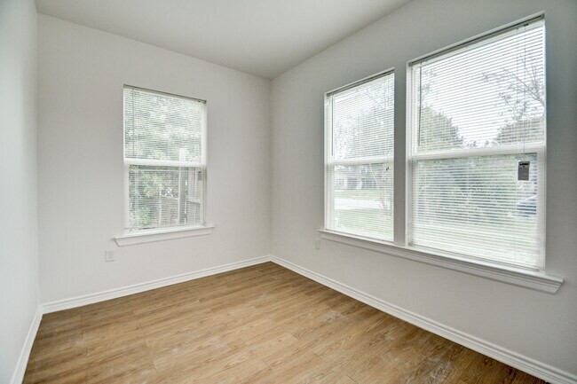 Foto del edificio - 12 Colburn Ave