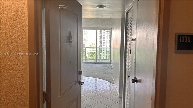 Foto del edificio - 100 Bayview Dr