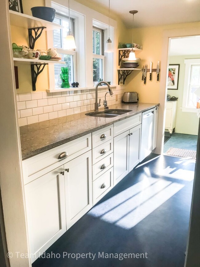 Building Photo - Beautiful Bungalow near East City Park and...