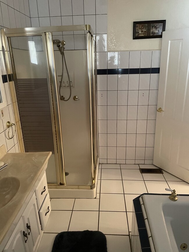 Master bathroom - 2465 N Beachwood Dr