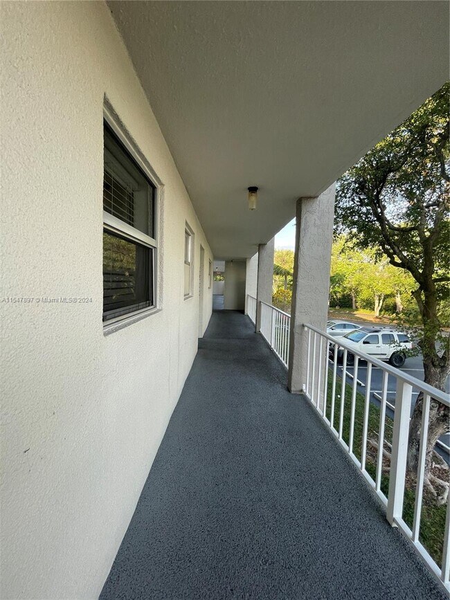 Foto del edificio - 8100 Sunrise Lakes Blvd