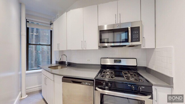 Foto del edificio - 166 W 72nd St