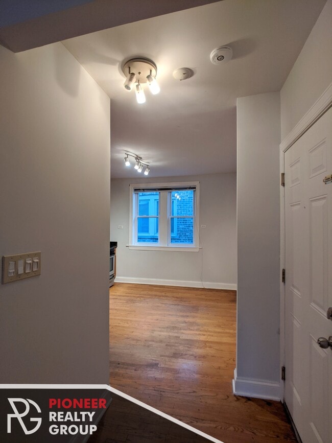 Foto del edificio - 5029 N Harding Ave