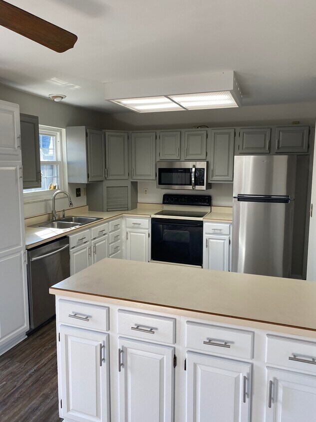 Kitchen - 1582 Turquoise Dr