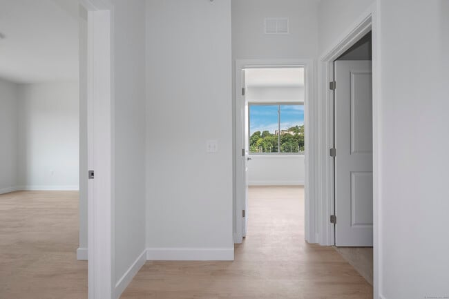 Building Photo - 100 N Main St