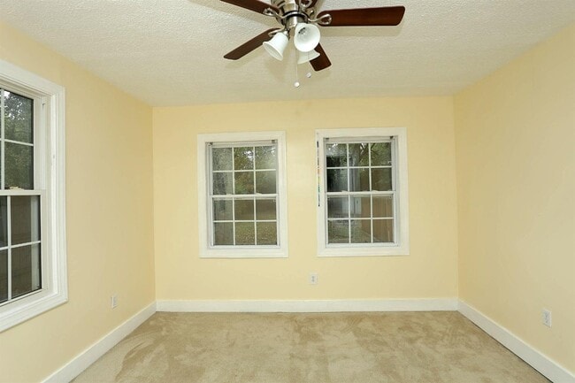 Foto del edificio - STUDENTS - Now Pre-Leasing for 26-27