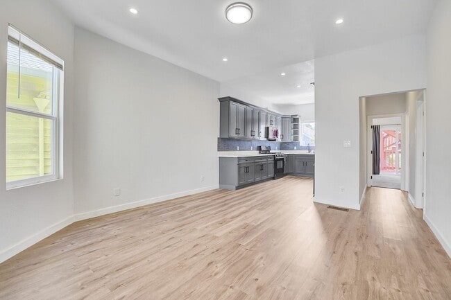 Foto del edificio - West Oakland Stylish 2/1 Flat - Completely...