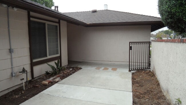 Foto del edificio - Updated Single Story 3 BR 2 BA home With 2...