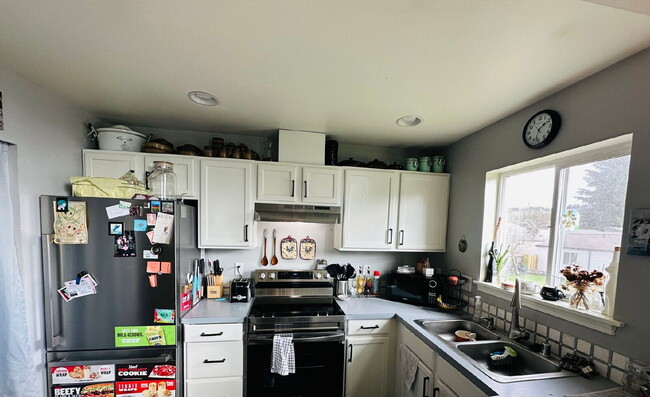 Building Photo - 4-Bedroom Townhome Minutes from Barkley Village, I-5 and Whole Foods