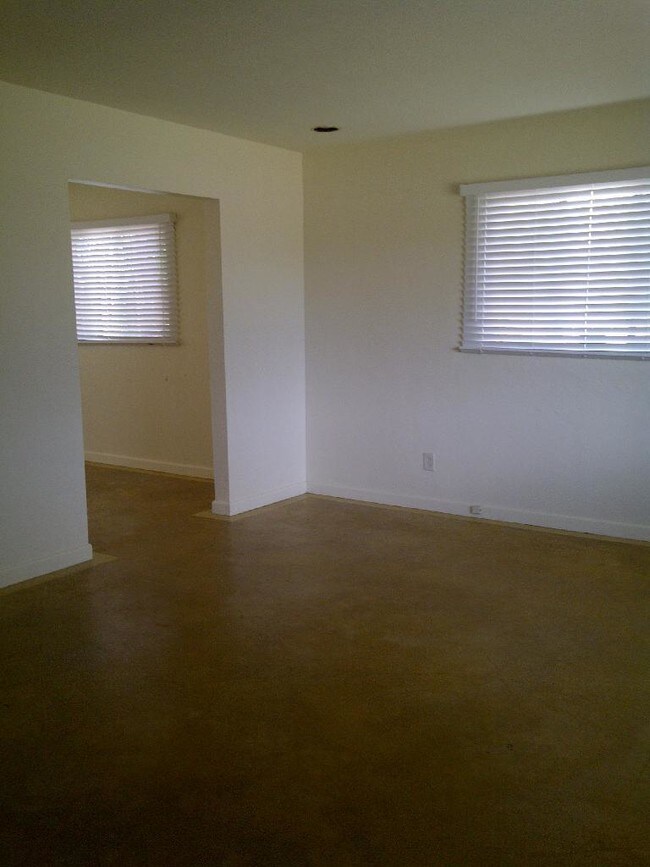 Foto del edificio - 3015 E 4th St