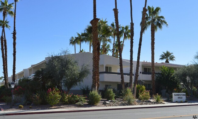 Foto del edificio - 1950 S Palm Canyon Dr