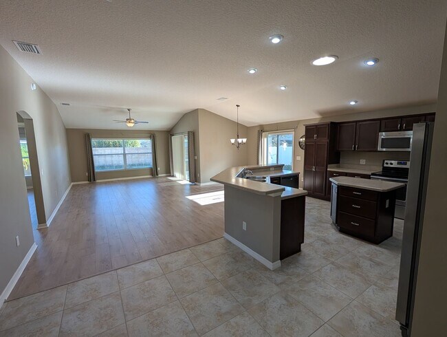 Foto del edificio - NEW LVP FLOORS! Fairmont Villa Minutes to Brownwood Paddock Square