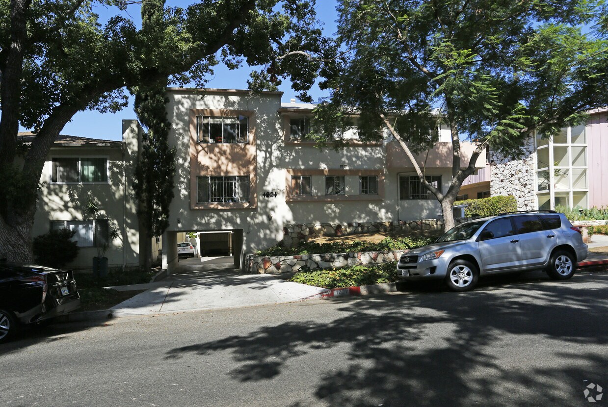 Building - 1221 N Flores St