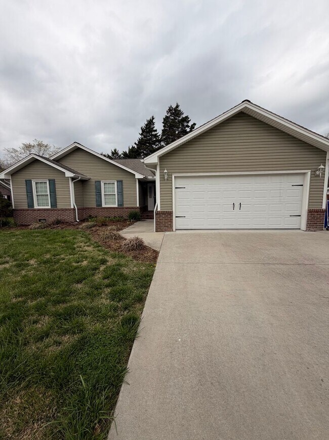 Foto del edificio - 3BR Home | Granite Kitchen | Fireplace | Deck | Fenced Yard