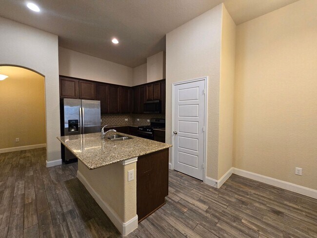 Building Photo - Walk to Historic Gruene! Fridge Included /...