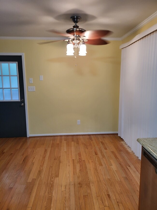 Building Photo - 518 Hillview Dr
