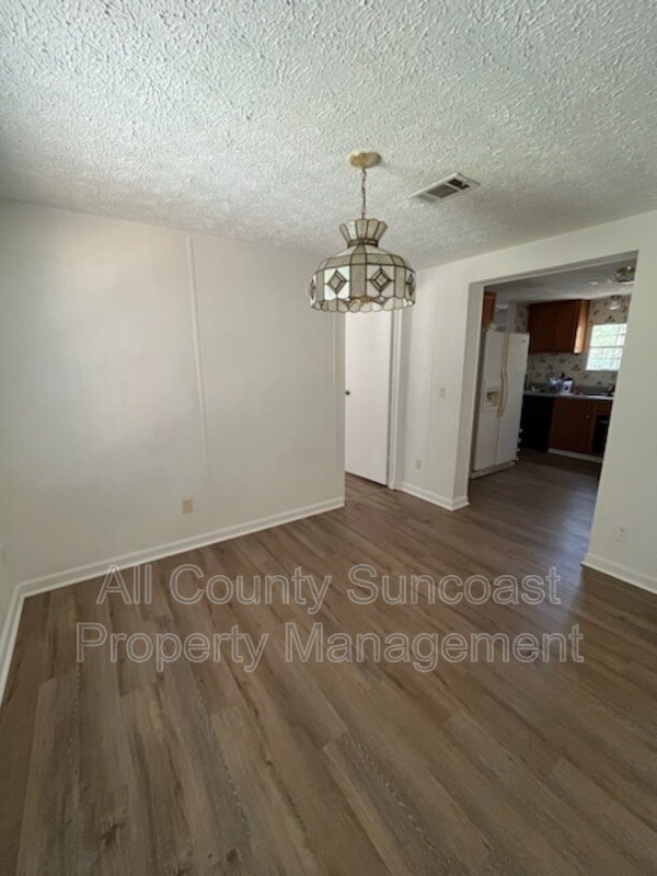 Building Photo - 90 E 10th Way