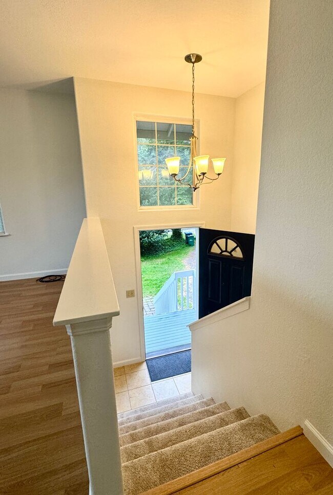 Building Photo - Lovely Kingston 3 bedroom available now