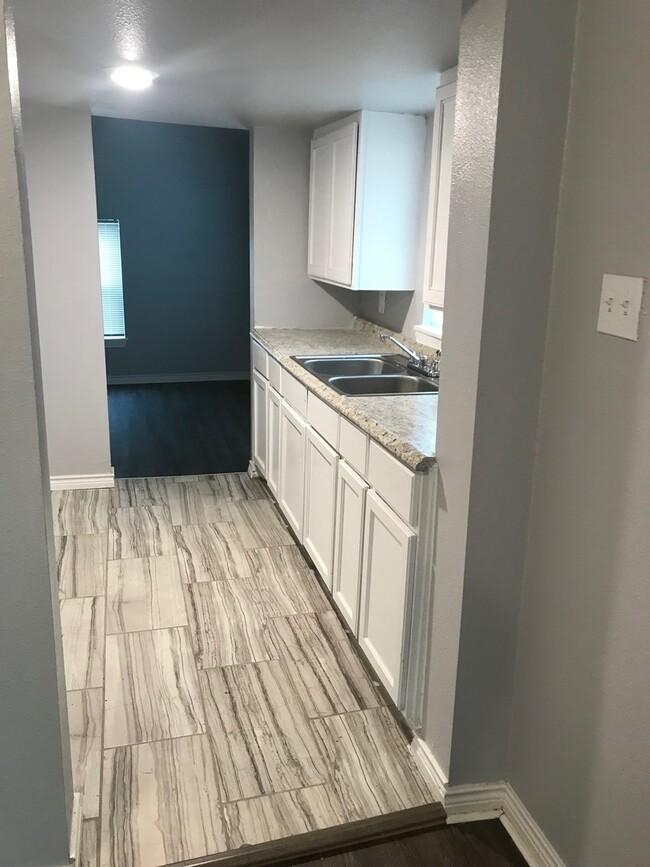 Building Photo - 512 Graham Ave