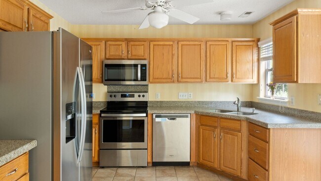 Foto del edificio - 3BR 2.5BA Cul-de-sac House with Loft in To...