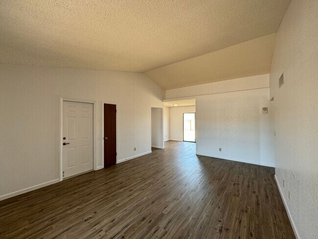 Foto del edificio - 2352 E Carmel Ave