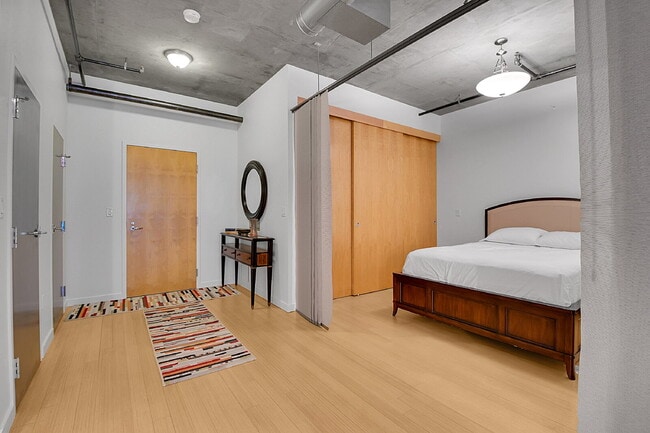 Building Photo - $1,850, 1 bed, 1.5 bath located in Denver ...