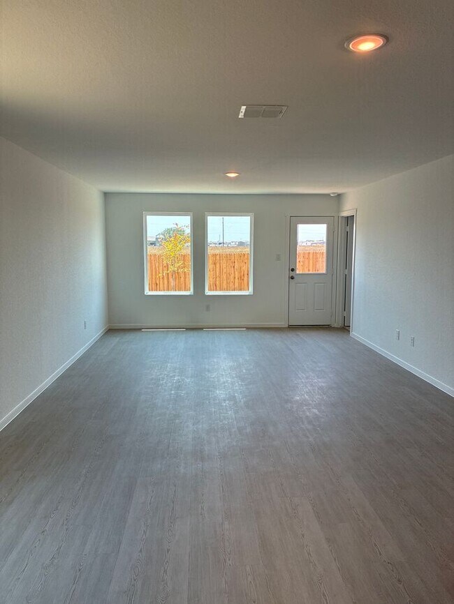 Building Photo - Charming 4 beds 2 baths in San Antonio!