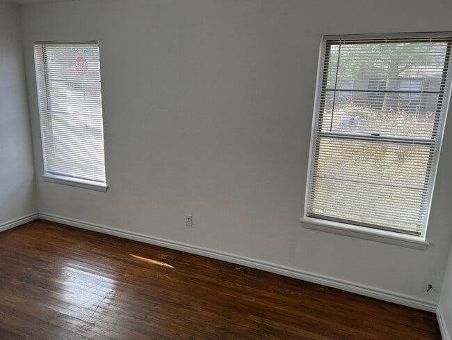 Photo - 1219 Knight St House