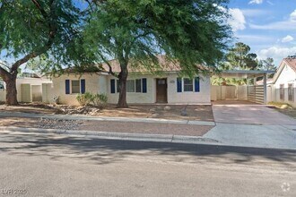 Building Photo - 1609 Chapman Dr