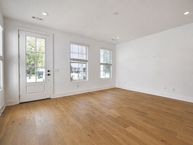 Building Photo - Hollywood Luxury Living
