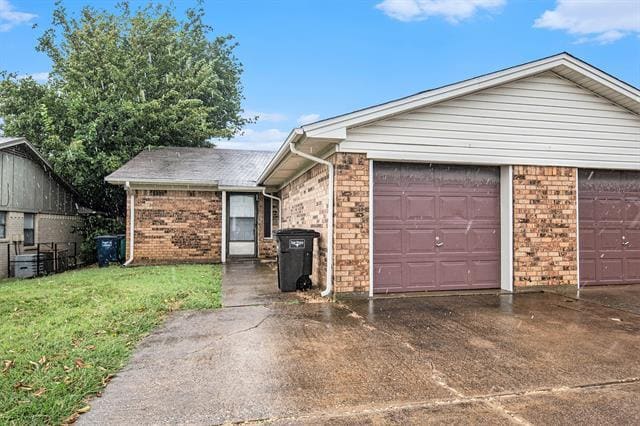 Building Photo - 6817 W Cleburne Rd