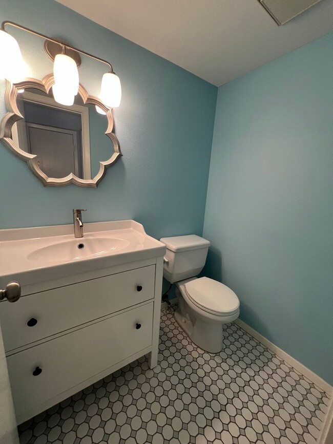 Building Photo - 3 Bedroom Condo Available Now