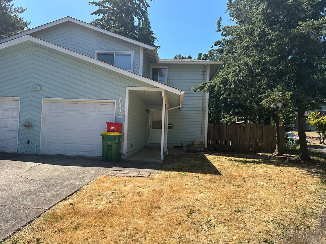 Foto principal - Beautifully Updated 3 Bedroom Town Home in...
