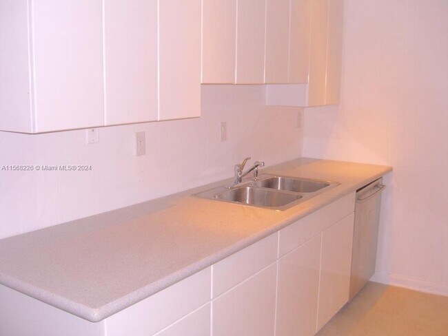Building Photo - 10836 N Kendall Dr