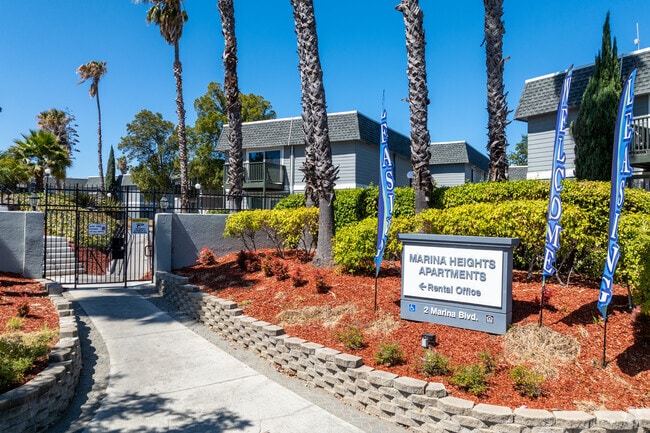 Entrada - Marina Heights Apartments