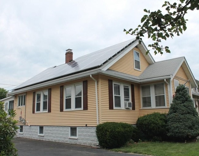 Building Photo - 200 Pleasant St
