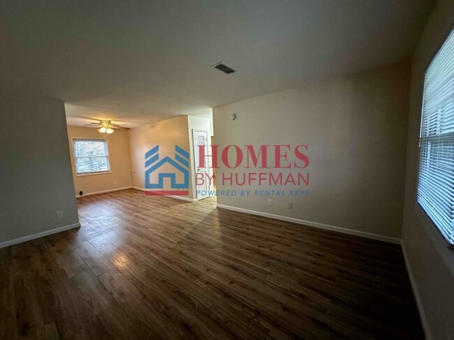 Building Photo - Two Bedroom Apartment | Upstairs | Boonville