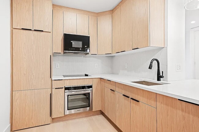 Foto del edificio - 704 Eighth Avenue