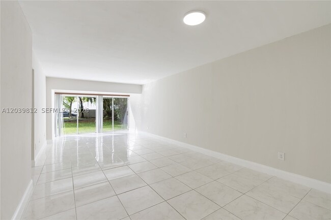 Building Photo - 9180 Fontainebleau Blvd